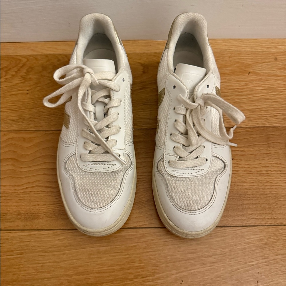 Veja Women's Sneakers in White and Cream